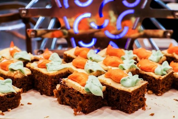 Quelles sont les techniques pour préparer des desserts à base de fruits exotiques dans un restaurant tropical ?